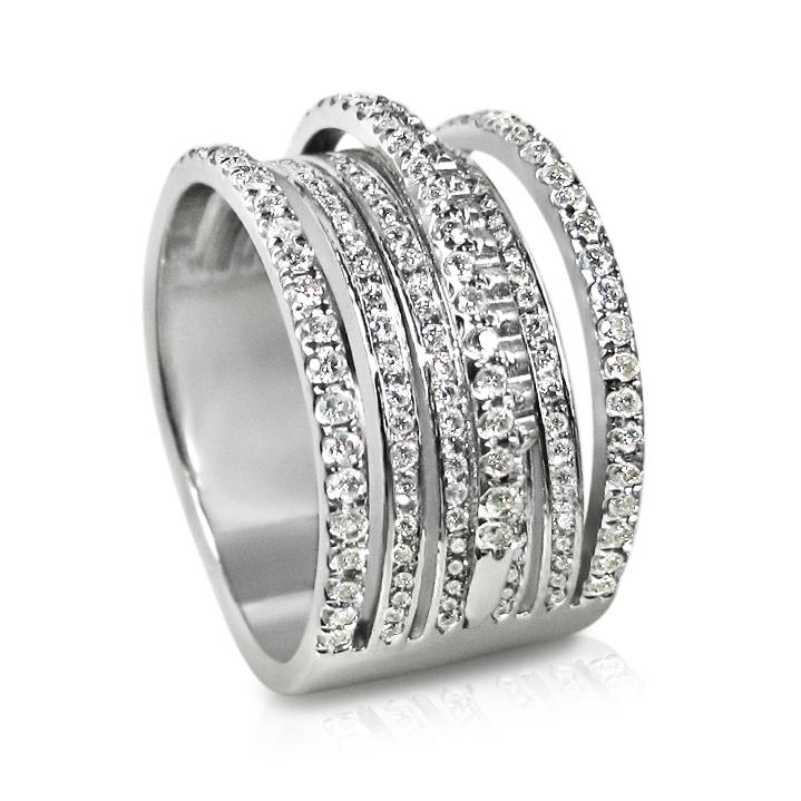 טבעת זהב מעוצבת עם הרבה יהלומים