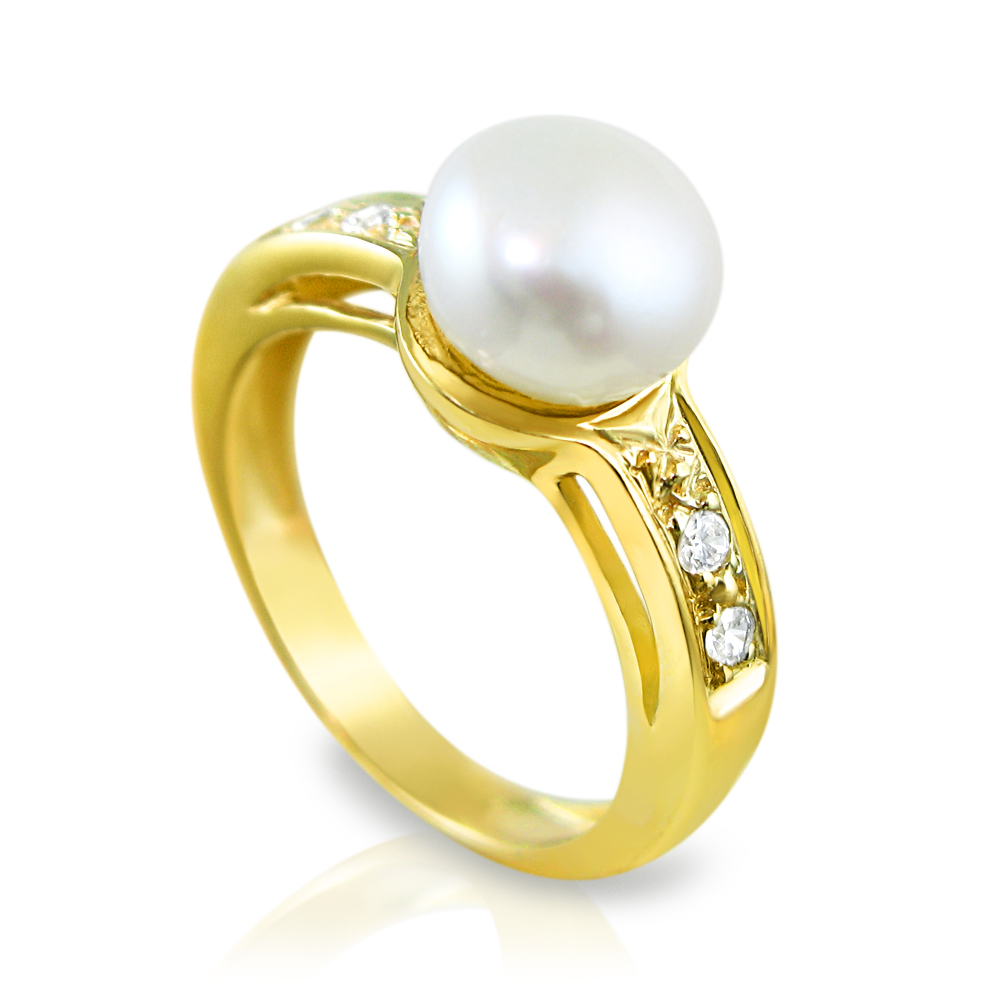 טבעת זהב גדולה ומרשימה עם פנינה מרכזית ושיבוץ 4 יהלומים קטנים