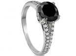 טבעת אירוסין יהלום מרכזי שחור ויהלומים קטנים משובצים בצד