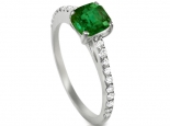 טבעת סוליטר אמרלד רובי ספיר לאירוסין עם יהלומים קטנים בצד