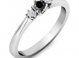 טבעת 3 יהלומים עדינה- יהלום שחור מרכזי
