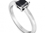 טבעת אירוסין סוליטר יהלום פרינסס- יהלום שחור מרכזי