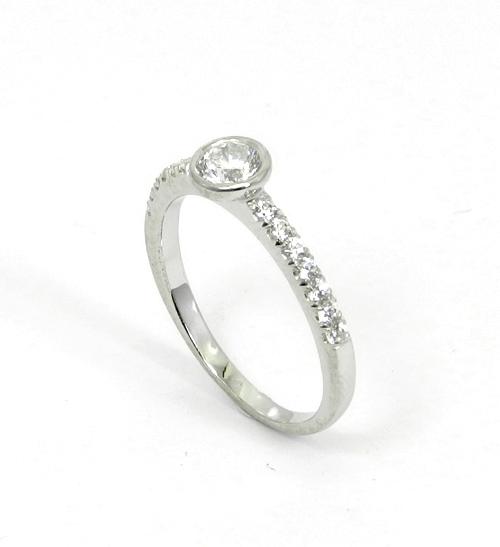 טבעת יהלום פשוטה ויפה 0.17 קראט עם שיבוץ המבליט